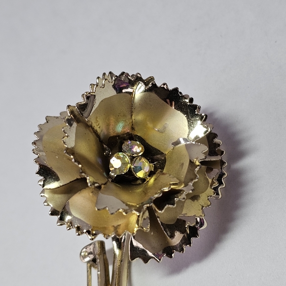 Vintage Aurora Borealis Rhinestones in Gold Tone Flower Brooch 🌼 - Picture 4 of 8